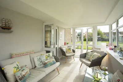 Image de Harbour Cottage-Bungalow-Famille-Salle de bain privée séparée-Vue sur Parc