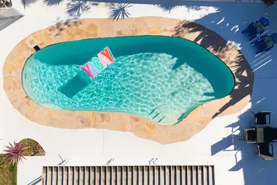 Image de Private Peaceful Oasis with Pool/Patio/Bbq/Firepit Entire House 5mins from beach