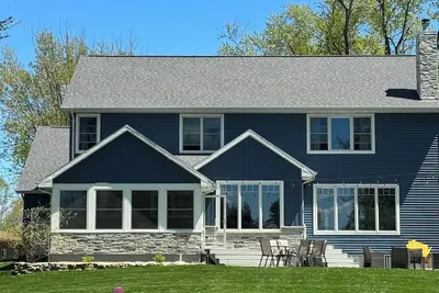 Image de Beautiful waterfront home one hour from Green Bay!