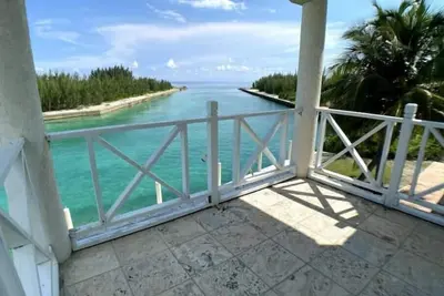 6br/5b Beautiful Waterfront Lux Home w/ Ocean View\n