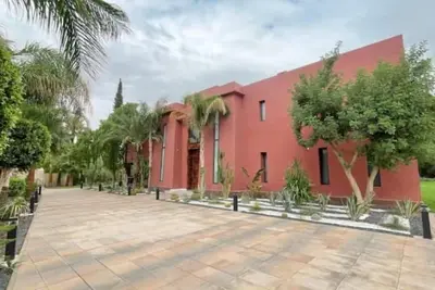 Image de The Majestic Villa: Secluded, Heated Pool, Central