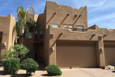 Image de 2 master suites plus kitchenette in upper level of our townhome
