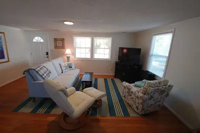 Image de 4 bedroom retreat just two blocks from ocean access. Pet-friendly!