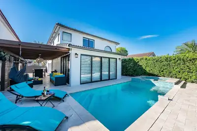 Image de Stylish Miami Home • Pool + Game Room • Sleeps 8