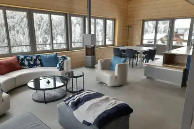 Image de Appartement très confortable sur 2 étages pour 6 à 8 personnes, salon, coin cuisine avec lave-vaisse
