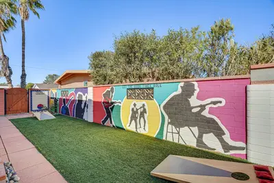 Image de Modern Midcentury Tucson Retreat: Patio & Hot Tub