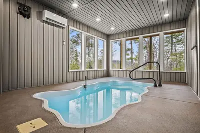 Image de Outdoor Fire Pit, Hot Tub, Private Cabin, Arcade Room, Indoor Pool, New Build!