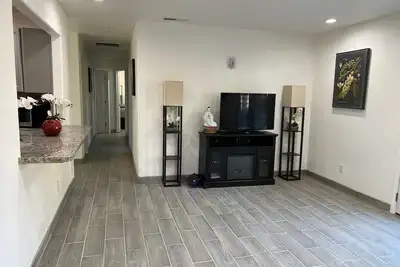 Image de Beautiful 3 Br conveniently located near highway 41 & 99, restaurants, grocery