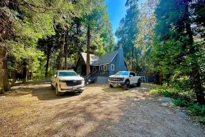Image de Cozy Mountain Cabin Nestled on Flat Land! Near Lake Gregory!