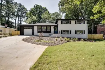 Image de Bright, spacious, sun-drenched Belvedere Park 4 bedroom, 3 bath duplex home.