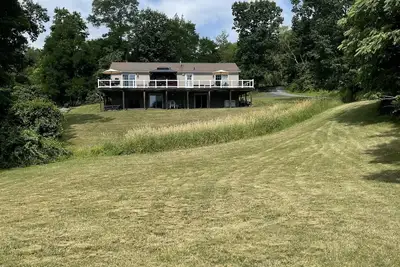 Image de The Hideaway in the Catskills. Sprawling field and game room.