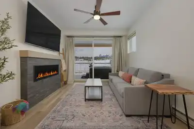 Image de Private Hot Tub - High Quality New Condo - Sleeps 6 in Beds + Sleeper Sofa