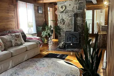 Image de Enchanted Cabin: Nature Retreat & Hot Tub Hideaway