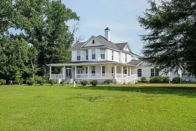 Image de Guest apartment at Historic home on 30 acres only minutes from Lake Gaston