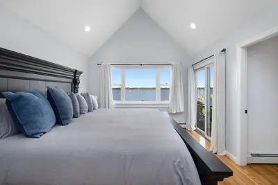 Image de The Coastal Vibes House in historic Pawtuxet Village! 1 minute to harbor.