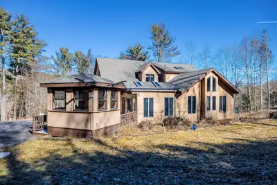 Image de 10-acre home with deck, Bbq, bar, pool table, fireplace, & loft