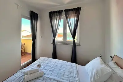 Image de Appartement de deux chambres avec le balcon et la vue sur le mer Cizici, Krk (A-22046-b)