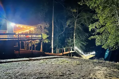 Image de Large Riverfront family cabin. Within minutes of Diamond Mine and lake