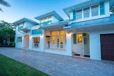 Image de Upscale 2018 Elegant Mansion with Pool