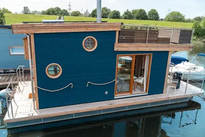 Image de Maison de vacances 'Tolles Hausboot Irene Mit Kamin' avec vue sur la mer, terrasse privée et Wi-Fi