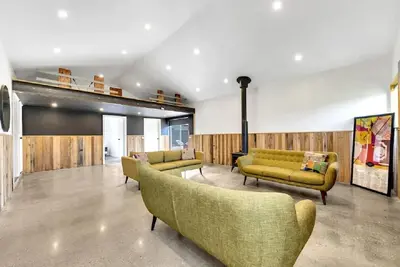 Image de Brand New Family/ Work Cottage\n3Bed1. 5Bath\n1King size with Tv \n2 queen size bed