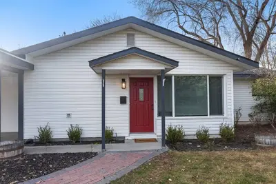 Image de Pawsitively Perfect: Centrally Located Single-Level Home, Minutes to Downtown and The Village!