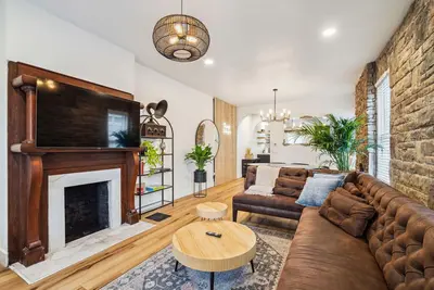 Image de New spacious unit in the Osu Campus District, Walk to Expo Cntr, 6 Beds-Sleeps 10