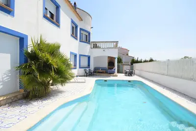 Grande Maison avec Piscine Privée, Jardin, Bbq, Climatisation, Wifi et Parking, proche Plage