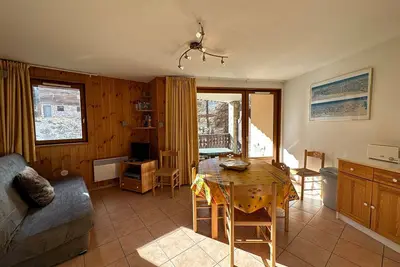 Image de T3 Spacieux avec Terrasse, Wifi et Parking, Proche des Pistes