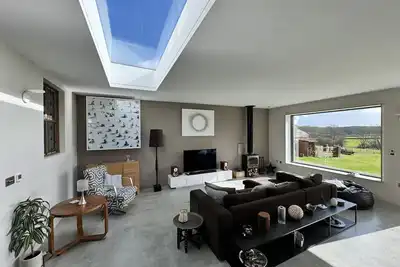 Image de Bright spacious home with a natural swimming pond in Surrey Hills