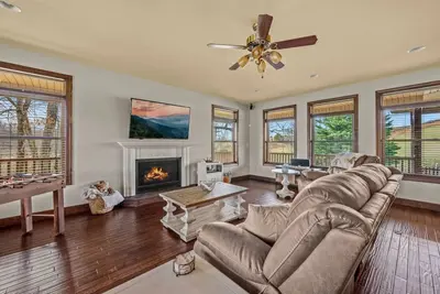 Image de 2br Riverfront Cottage w/Fireplace | Pet Friendly!