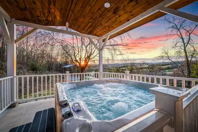 Image de Tami's Dream: 3br w/Hot Tub + Grill + Games | Great Location!