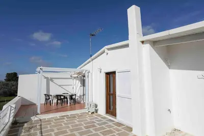 Image de Detached villa with above-ground pool