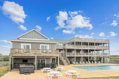 Image de The Pine Island Lodge-- Spectacular 28 Br Oceanfront in Corolla