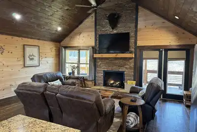 Image de Peaceful and pristine newly built cabin perfectly located near the Ocoee River