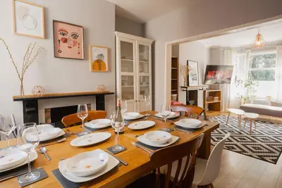 Image de Fantastic location nr Race Course & City- Sleeps 6