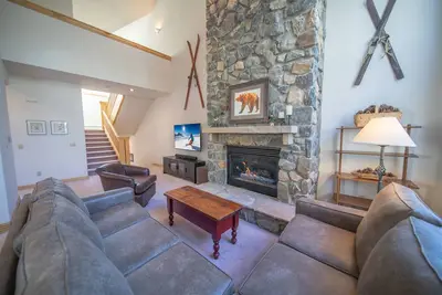 Walk to ski slopes! Private hot tub and garage!