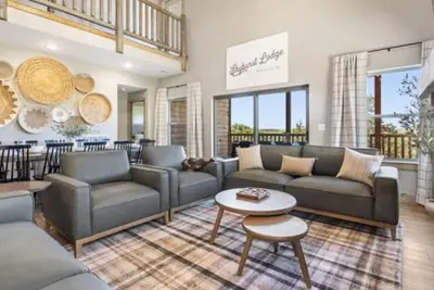 Image de Luxury 4br Lakefront Cabin Steps To Pool