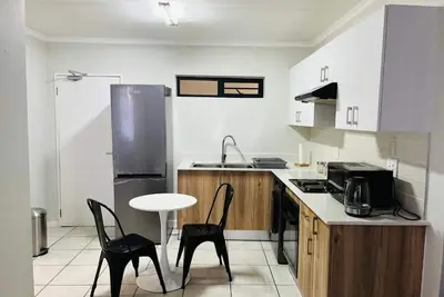 Image de 10 minutes drive from Or Tambo International Airport, situated at Greenpark!
