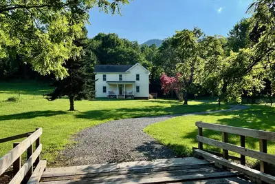 Image de Country Farmhouse: Fire Pit, Grill, Updated Amenities, Cows, Stars and Solitude