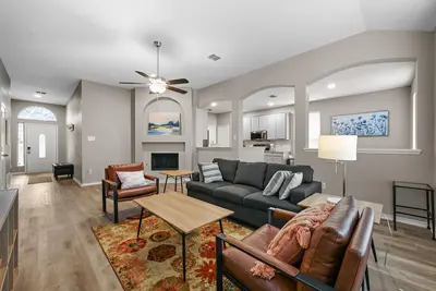 Image de Updated Lonestar Cozy Retreat 3br - Quick access to Dfw airport, Denton area