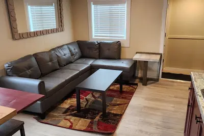 Image de Beautiful Fully Furnished Newly Renovated Garden Level Apartment