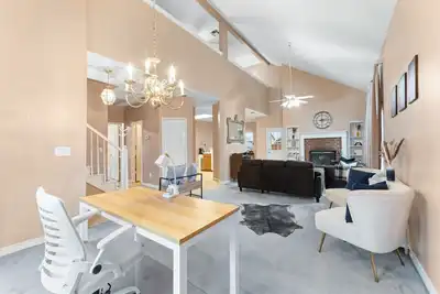 Image de Hackberry Hideaway emerges as a special retreat where tanquility meets vibrancy.