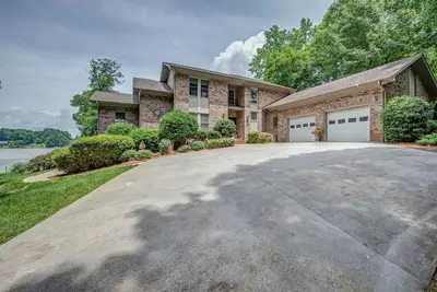 Image de 180 degree lake view, 300 ft. of shoreline, heated pool, and private beach.