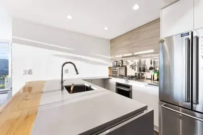 Image de Luxury Condo in Burquitlam\n