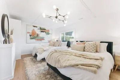 Image de Historic Waterview Home Minutes to Downtown Vancouver & North Shore Mountains