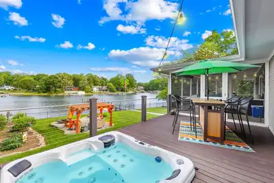 Image de Hot Tub, Kayaks, Lakefront, Firepit, 5-Star Views!