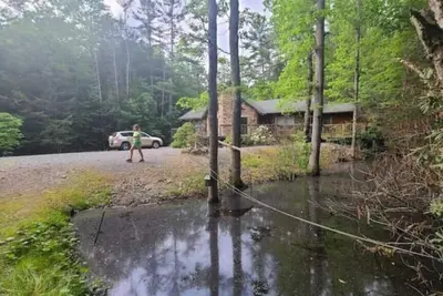 Image de Snowshoe Acres is a beautiful 4 bedroom log cabin