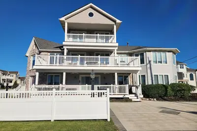 Spacious beach house, 7 bed/4bath, steps from the beach!