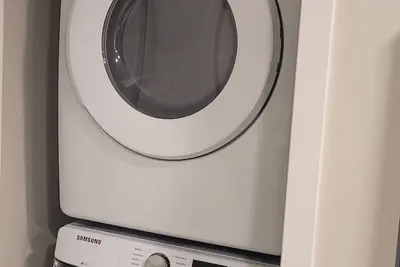 Image de Cozy 2 bedroom newly built basement suite and 3 minutes walk to a beautiful lake